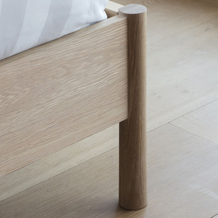 Dorset 6' Spindle Bed