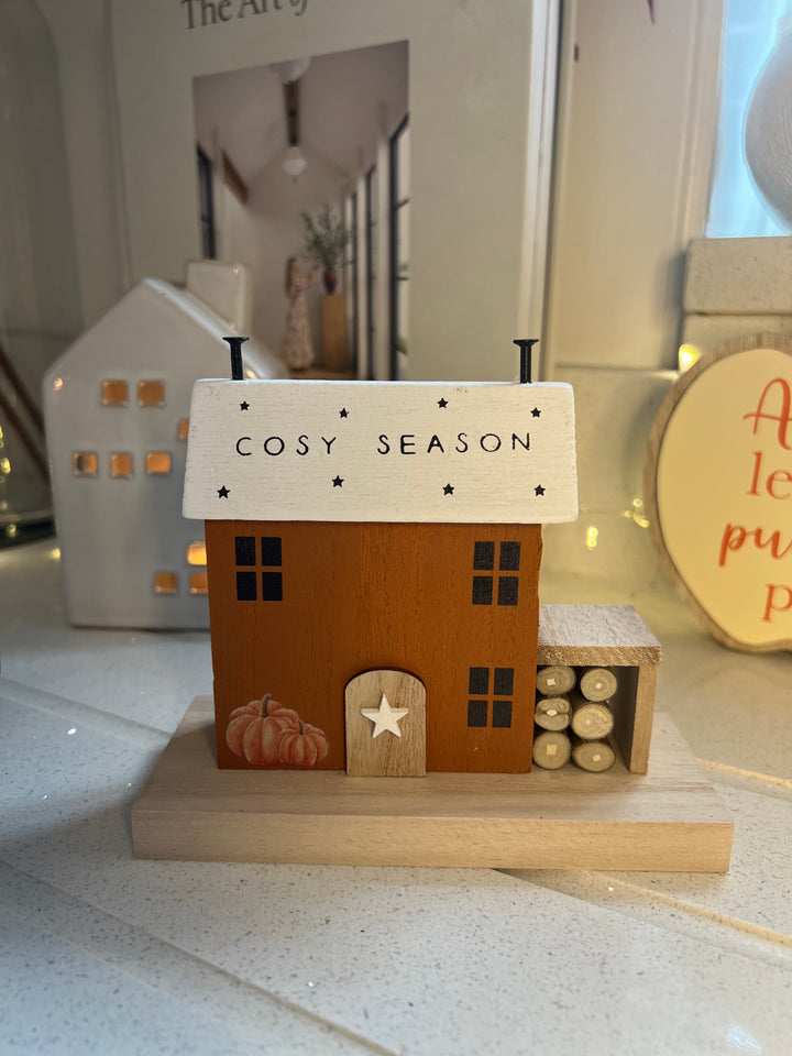 Cosy Season Wooden House, 14cm