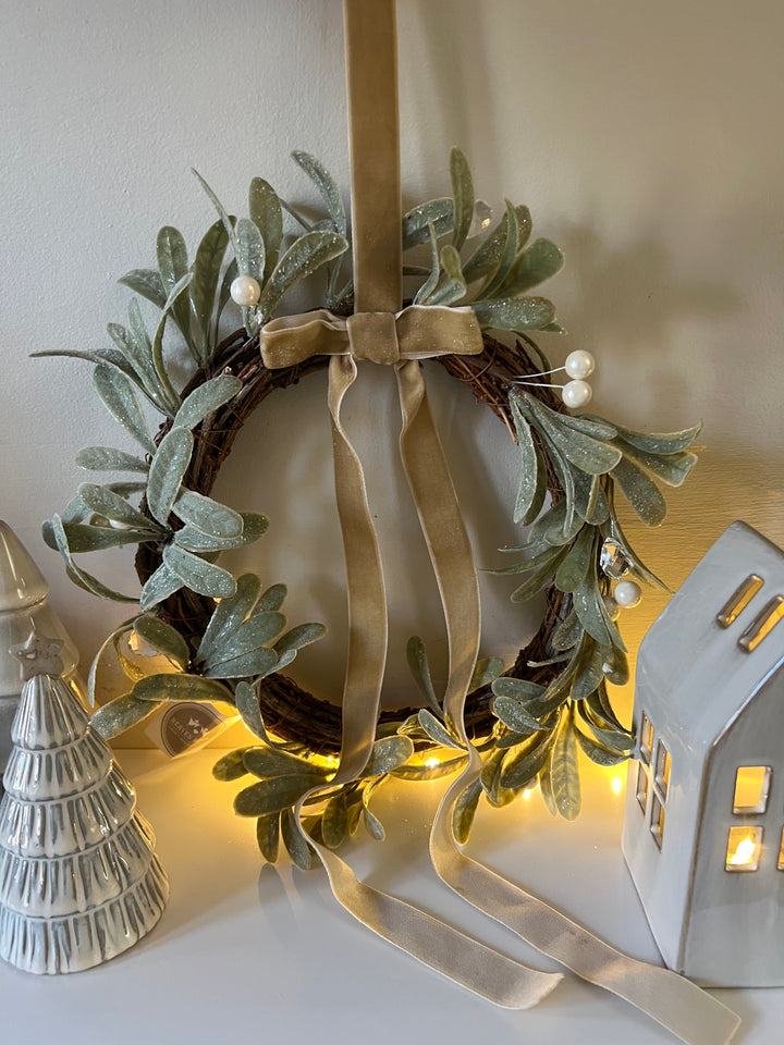 30cm Felt Mistletoe Wreath With Bow